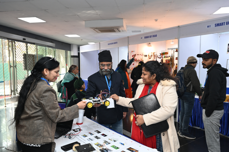 Explaining the Robot's Operation 
and Features to the Judges